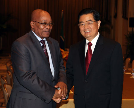 Chinese President Hu Jintao (R) meets his South African counterpart Jacob Zuma in New York, the United States, Sept. 22, 2009. (Xinhua/Yao Dawei)