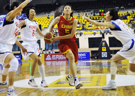 China's Bian Lan(R2) goes up for a shoot during a Group A match against South Korea at the 23rd Asian Women's Basketball Championships in Chennai, India, on Sept. 22, 2009.(Xinhua/Wang Ye)