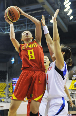 China's Miao Lijie(L) goes up for a shoot during a Group A match against South Korea at the 23rd Asian Women's Basketball Championships in Chennai, India, on Sept. 22, 2009.(Xinhua/Wang Ye)
