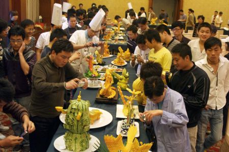 Participants and visitors are seen at a Huaiyang cuisine contest in Yangzhou, east China's Jiangsu Province, Sept. 22, 2009. 