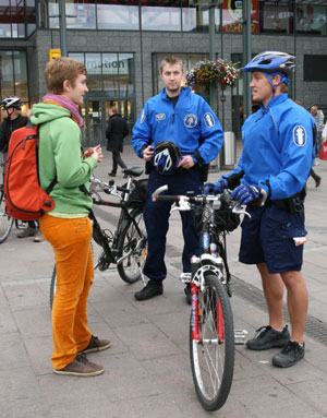 Two policemen provides traffic safty knowledge to citizens as part of an act to celebrate World Car Free Day in Helsinki, capital of Finland, Sept. 22, 2009. (Xinhua/Zhao Changchun)