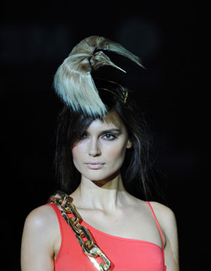 A model presents a creation by French designer Nicolas Vaudelet during the Madrid Cibeles Fashion Week in Madrid, Spain, Sept. 22, 2009.(Xinhua/Chen Haitong)