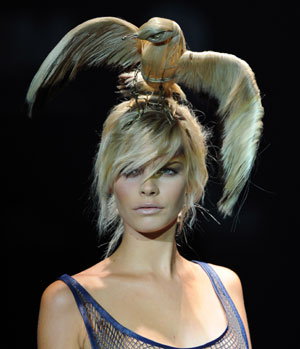 A model presents a creation by French designer Nicolas Vaudelet during the Madrid Cibeles Fashion Week in Madrid, Spain, Sept. 22, 2009. (Xinhua/Chen Haitong)