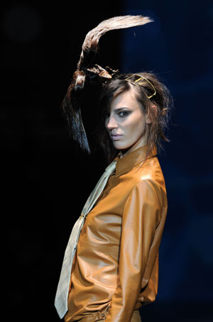 A model presents a creation by French designer Nicolas Vaudelet during the Madrid Cibeles Fashion Week in Madrid, Spain, Sept. 22, 2009. (Xinhua/Chen Haitong)