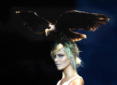 A model presents a creation by French designer Nicolas Vaudelet during the Madrid Cibeles Fashion Week in Madrid, Spain, Sept. 22, 2009. (Xinhua/Chen Haitong)