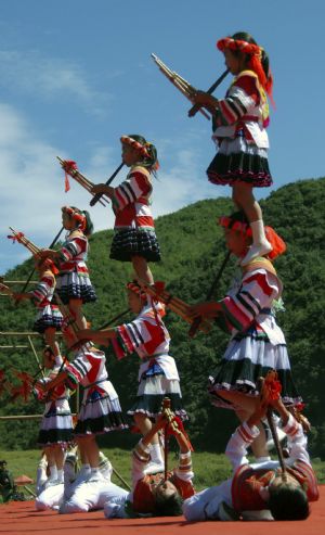 Full-dressed kids of the Miao ethnic group perform during the opening ceremony of a leek flower cultural festival held in Hezhang, southwest China's Guizhou Province, Sept. 22, 2009. The festival opened on Tuesday in Hezhang county that grows wild leek plants of more than 30 square kilometers.(Xinhua)