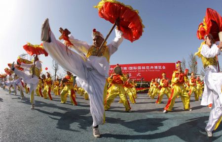 Peasants perform at the opening ceremony of the 7th China International Garden & Flower Expo in Jinan, capital of east China&apos;s Shandong Province, Sept. 22, 2009. The expo which started on Tuesday will continue to May 2010. (Xinhua/Zhang Yanhui) 