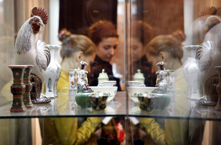 People visit a Chinese porcelains exhibition in Moscow, Russia Sept. 22, 2009. The two-month Chinese porcelain exhibition opened in Moscow on Tuesday. (Xinhua/Lu Jinbo)