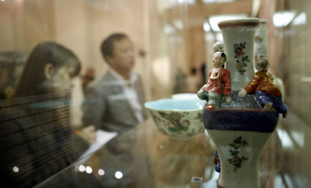 People visit a Chinese porcelains exhibition in Moscow, Russia Sept. 22, 2009. The two-month Chinese porcelain exhibition opened in Moscow on Tuesday. (Xinhua/Lu Jinbo)