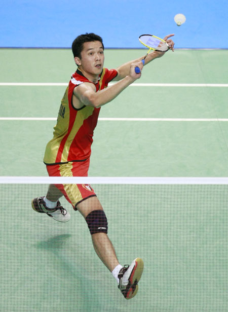 Taufik Hidayat of Indonesia plays a shot against Chan Yan Kit of Hong Kong of China during the first round match of men's singles at Yonex Open Japan 2009 badminton tournament in Tokyo, capital of Japan, Sept. 23, 2009. Taufik won 2-0 and advanced to the next round. (Xinhua/Ren Zhenglai)