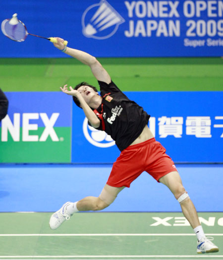 Bao Chunlai of China plays a shot against Hong Ji-hoon of South Korea during the first round match of men's singles at Yonex Open Japan 2009 badminton tournament in Tokyo, capital of Japan, Sept. 23, 2009. Bao won 2-0 and advanced to the next round. (Xinhua/Ren Zhenglai) 