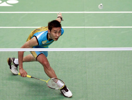 Malaysia's Lee Chong Wei plays a shot against Thailand's Boonsak Ponsana during the first round match of men's singles at Yonex Open Japan 2009 badminton tournament in Tokyo, capital of Japan, Sept. 23, 2009. Lee won 2-0 and advanced to the next round. (Xinhua/Ren Zhenglai)