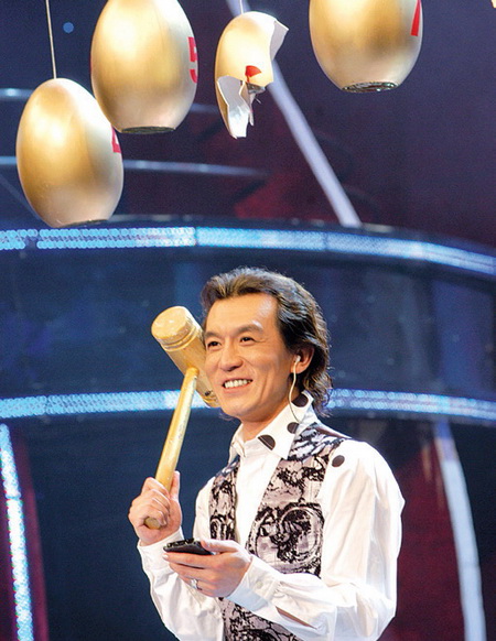 TV host Li Yong in action.