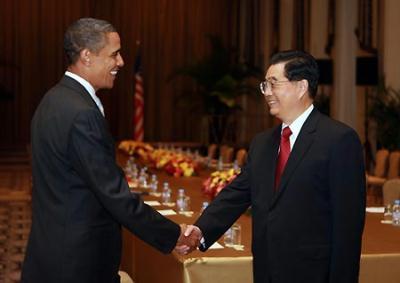 Chinese President Hu Jintao (R) meets his U.S. counterpart Barack Obama in New York, the United States, Sept. 22, 2009. [Ju Peng/Xinhua] 