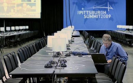  A journalist works in the press center of the David L. Lawrence Convention Center in Pittsburgh, the United States, Sept. 22, 2009. The G20 summit of world economic leaders is scheduled to be held in Pittsburgh on Sept. 24.(Xinhua/Zhang Yan)