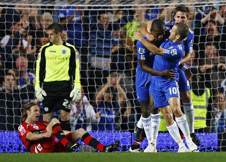 Chelsea's Salomon Kalou (C) celebrates with Joe Cole (2nd R) and Fabio Borini (R) after scoring against Queens Park Rangers during their English League Cup soccer match at Stamford Bridge in London September 23, 2009.