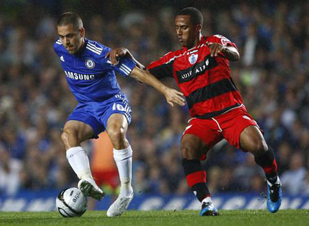 Chelsea's Joe Cole (L) is challenged by Wayne Routledge of Queens Park Rangers during their English League Cup soccer match at Stamford Bridge in London September 23, 2009.