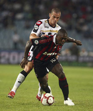 AC Milan's Clarence Seedorf of the Netherlands, right, is challenged by Udinese's Gaetano D'Agostino during a Serie A soccer match between Udinese and AC Milan in Udine, Italy, Wednesday, Sept. 23, 2009. AC Milan lost 0-1. (Xinhua/Reuters Photo) 