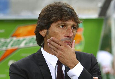 AC Milan's coach Leonardo looks on before the start of their Serie A soccer match against Udinese at the Friuli stadium in Udine September 23, 2009. AC Milan lost 0-1. (Xinhua/Reuters Photo) 