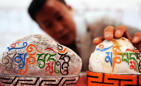 A man takes a close look at the handicrafts dispalyed at the Seventh Qinghai folk handicrafts exhibition held in Xining, capital of northwest China's Qinghai Province, Sept. 23, 2009. Over 6,000 kinds of folk handicrafts were exhibited at the exhibition held in Xining.(Xinhua/Hou Deqiang)
