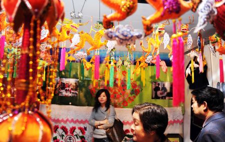 People visit the Seventh Qinghai folk handicrafts exhibition held in Xining, capital of northwest China's Qinghai Province, Sept. 23, 2009. Over 6,000 kinds of folk handicrafts were exhibited at the exhibition held in Xining. (Xinhua/Hou Deqiang) 