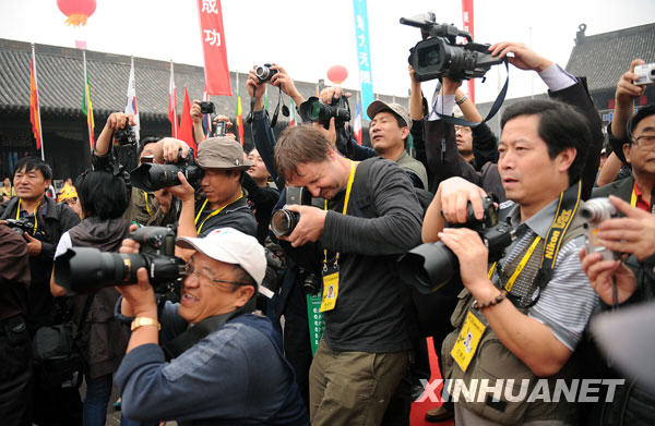 Many photographers take photos during the opening ceremony. [Photo: Xinhuanet] 