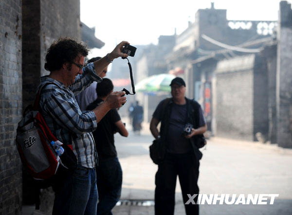 Foreign photographers take photos of the street scenes. [Photo: Xinhuanet]Foreign photographers take photos of the street scenes. [Photo: Xinhuanet] 