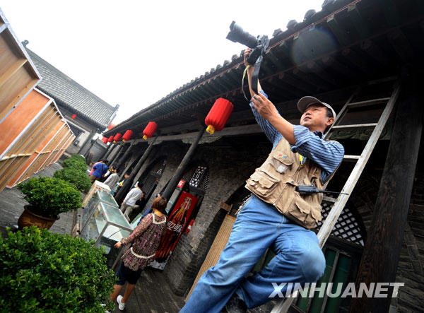 A photographer takes photos of the Xian Yan area. [Photo: Xinhuanet]