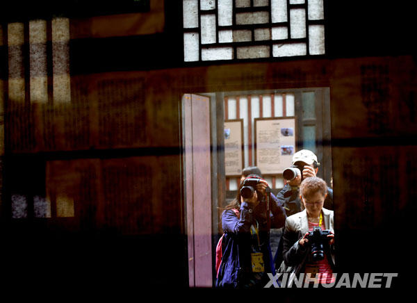 Silhouettes of visitors are seen on windows. [Photo: Xinhuanet]