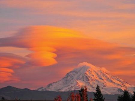 Lenticularis clouds are lens-shaped clouds, with a smooth layeredappearance. They form over and downwind of mountain ridges wheneverthere are strong upper-level winds. This one is by Mount Rainier,Washington.(Source: CCTV.com)