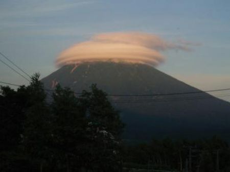 A banner or cap cloud above Mount Youtei (6230ft) seen from Hirafu-Niseko, north island of Japan. It is a spectacular form of stratus that can form on the peaks of large mountain ranges.(Source: CCTV.com) 