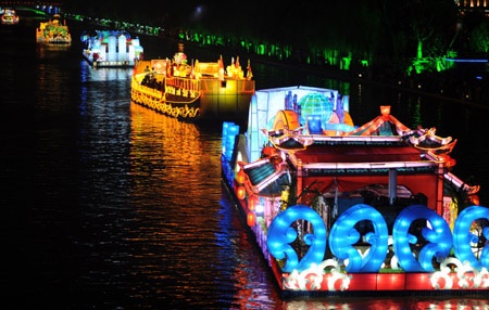 A brilliant festooned ship sails on the Grand Canal, during the festooned ships' tour of cruise to user in the 3rd China Yangzhou World Famous City of Grand Canal Fair, which is scheduled to open as of September 25, in Yangzhou, east China's Jiangsu Province, Sept. 23, 2009. (Xinhua/Pu Liangping) 