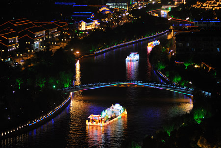 A parade of brilliant festooned ships sail on the Grand Canal, during the festooned ships' tour of cruise to user in the 3rd China Yangzhou World Famous City of Grand Canal Fair, which is scheduled to open as of September 25, in Yangzhou, east China's Jiangsu Province, Sept. 23, 2009. (Xinhua/Pu Liangping)