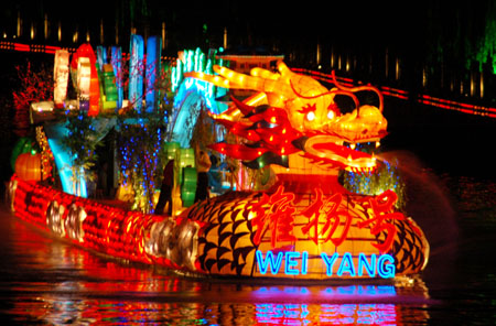 An lightening festooned ship sails on the Grand Canal, during the festooned ships' tour of cruise to user in the 3rd China Yangzhou World Famous City of Grand Canal Fair, which is scheduled to open as of September 25, in Yangzhou, east China's Jiangsu Province, Sept. 23, 2009. (Xinhua/Zhang Bingtao) 