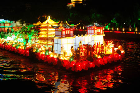 A brilliant festooned ship sails on the Grand Canal, during the festooned ships' tour of cruise to user in the 3rd China Yangzhou World Famous City of Grand Canal Fair, which is scheduled to open as of September 25, in Yangzhou, east China's Jiangsu Province, Sept. 23, 2009. (Xinhua/Zhang Bingtao)