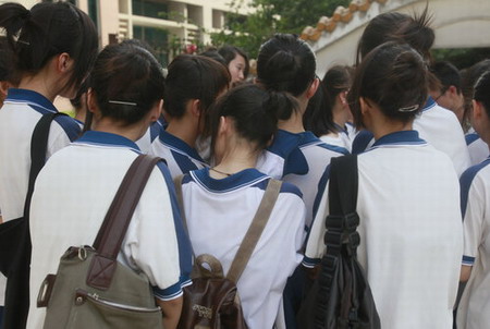 Girls refusing to cut their hair in accordance to the school regulation stand outside the Chancheng Experimental High School in Foshan, south China's Guangdong province on September 23, 2009.[CFP]