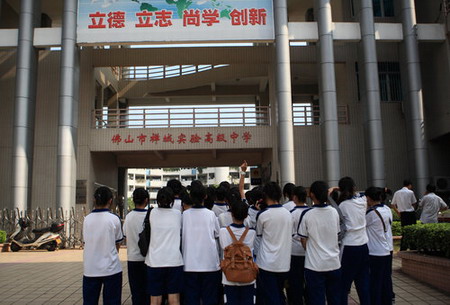 Girls refusing to cut their hair in accordance to the school regulation stand outside the Chancheng Experimental High School in Foshan, south China's Guangdong province on September 23, 2009.[CFP]