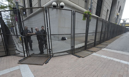 Workers set up security fence near the David L. Lawrence Convention Center, the venue of the G20 Summit, in Pittsburgh, Pennsylvania, the United States, Sept. 24, 2004. Pittsburgh beef up its security for the two-day-long G20 Summit due to open on Sept. 24. (Xinhua/Qi Heng)