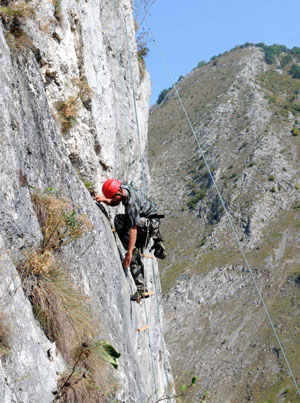 A Chinese soldier climb the rock during a joint military mountain training with Romanian troop in western Romania, Sept. 16, 2009. A joint 10-day training session named 
