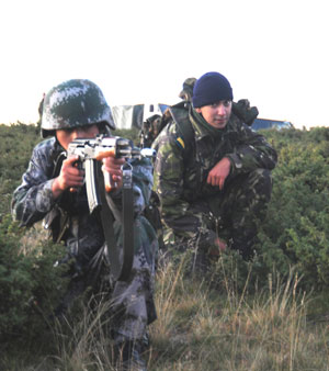 Chinese and Romanian soldiers take part in a joint military mountain training in western Romania, Sept. 21, 2009. A joint 10-day training session named 