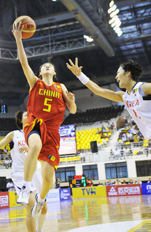China's Bian Lan(L) goes up for a shoot during the final match between China and South Korea at the 23rd Asian Women's Basketball Championships in Chennai, India, on Sept. 24, 2009.(Xinhua/Wang Ye)