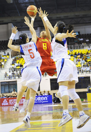 China's Miao Lijie(C) shoots the ball during the final match between China and South Korea at the 23rd Asian Women's Basketball Championships in Chennai, India, on Sept. 24, 2009. (Xinhua/Wang Ye)