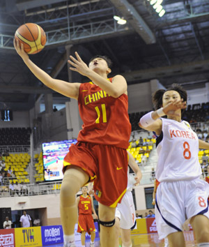 China's Ma Zengyu(L) goes up for a shoot during the final match between China and South Korea at the 23rd Asian Women's Basketball Championships in Chennai, India, on Sept. 24, 2009. (Xinhua/Wang Ye)