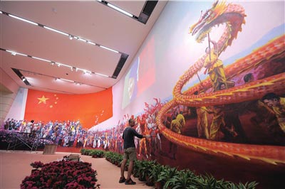 Staff is making final adjustments of the 'The Road to Revitalization' exhibition in the National Museum which has just finished part of its already two year long renovation. [Photo: epaper.jinghua.cn]