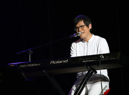 Lo Ta Yu performs onstage during the Super Band 2009 world tour concert in Luoyang, central China's Henan Province, Sept. 23, 2009. The Super Band consists of four of the most famous Mandopop and Cantopop stars of the 1980s and 1990s: Lo Ta Yu, Jonathan Lee, Wakin Chou and A-Yue, and has unparalleled influence over the country's music entertainment industry. (Xinhua/Li Shubao)