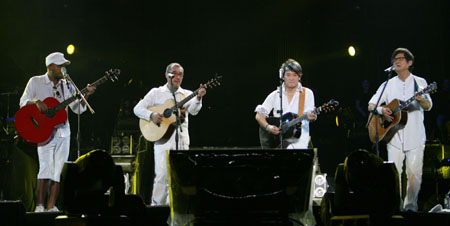 A-Yue, Jonathan Lee, Wakin Chou and Lo Ta Yu (From L to R) perform onstage during the Super Band 2009 world tour concert in Luoyang, central China's Henan Province, Sept. 23, 2009. The Super Band consists of four of the most famous Mandopop and Cantopop stars of the 1980s and 1990s: Lo Ta Yu, Jonathan Lee, Wakin Chou and A-Yue, and has unparalleled influence over the country's music entertainment industry. (Xinhua/Li Shubao)