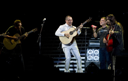 Jonathan Lee (2nd L) performs onstage during the Super Band 2009 world tour concert in Luoyang, central China's Henan Province, Sept. 23, 2009. The Super Band consists of four of the most famous Mandopop and Cantopop stars of the 1980s and 1990s: Lo Ta Yu, Jonathan Lee, Wakin Chou and A-Yue, and has unparalleled influence over the country's music entertainment industry. (Xinhua/Zhang Xiaoli)