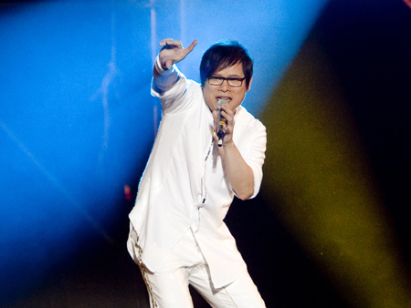 Lo Ta Yu performs onstage during the Super Band 2009 world tour concert in Luoyang, central China's Henan Province, Sept. 23, 2009. The Super Band consists of four of the most famous Mandopop and Cantopop stars of the 1980s and 1990s: Lo Ta Yu, Jonathan Lee, Wakin Chou and A-Yue, and has unparalleled influence over the country's music entertainment industry. (Xinhua/Zhang Xiaoli