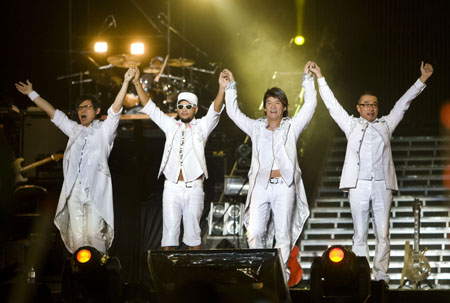 Lo Ta Yu, A-Yue, Wakin Chou and Jonathan Lee (From L to R) raise hands with one another during the Super Band 2009 world tour concert in Luoyang, central China's Henan Province, Sept. 23, 2009. The Super Band consists of four of the most famous Mandopop and Cantopop stars of the 1980s and 1990s: Lo Ta Yu, Jonathan Lee, Wakin Chou and A-Yue, and has unparalleled influence over the country's music entertainment industry. (Xinhua/Zhang Xiaoli)