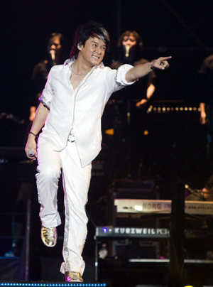 Wakin Chou performs onstage during the Super Band 2009 world tour concert in Luoyang, central China's Henan Province, Sept. 23, 2009. The Super Band consists of four of the most famous Mandopop and Cantopop stars of the 1980s and 1990s: Lo Ta Yu, Jonathan Lee, Wakin Chou and A-Yue, and has unparalleled influence over the country's music entertainment industry. (Xinhua/Zhang Xiaoli)